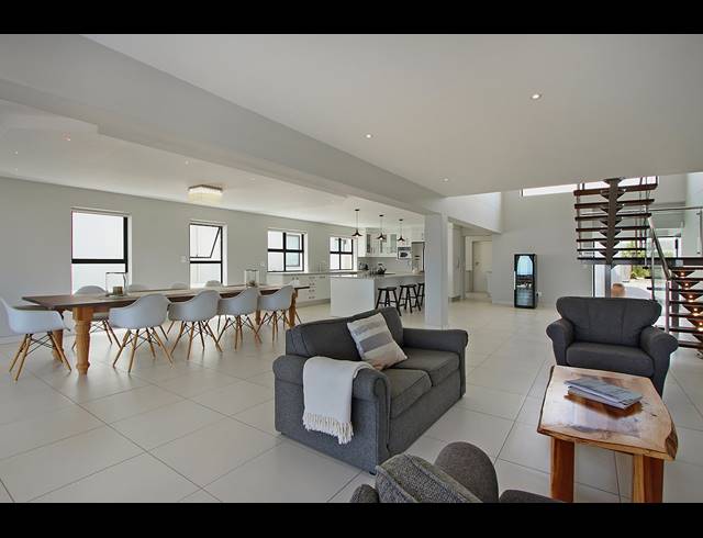 6 BEDROOM HOUSE FOR SALE IN GOLDEN MILE